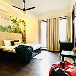 Bluo Classic Studio - Green Park Hauz Khas Village