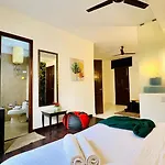 Bluo Classic Studio - Green Park Hauz Khas Village