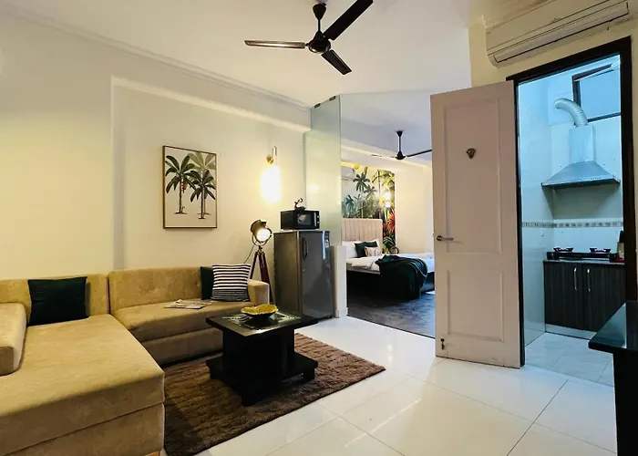 Bluo Classic Studio - Green Park Hauz Khas Village