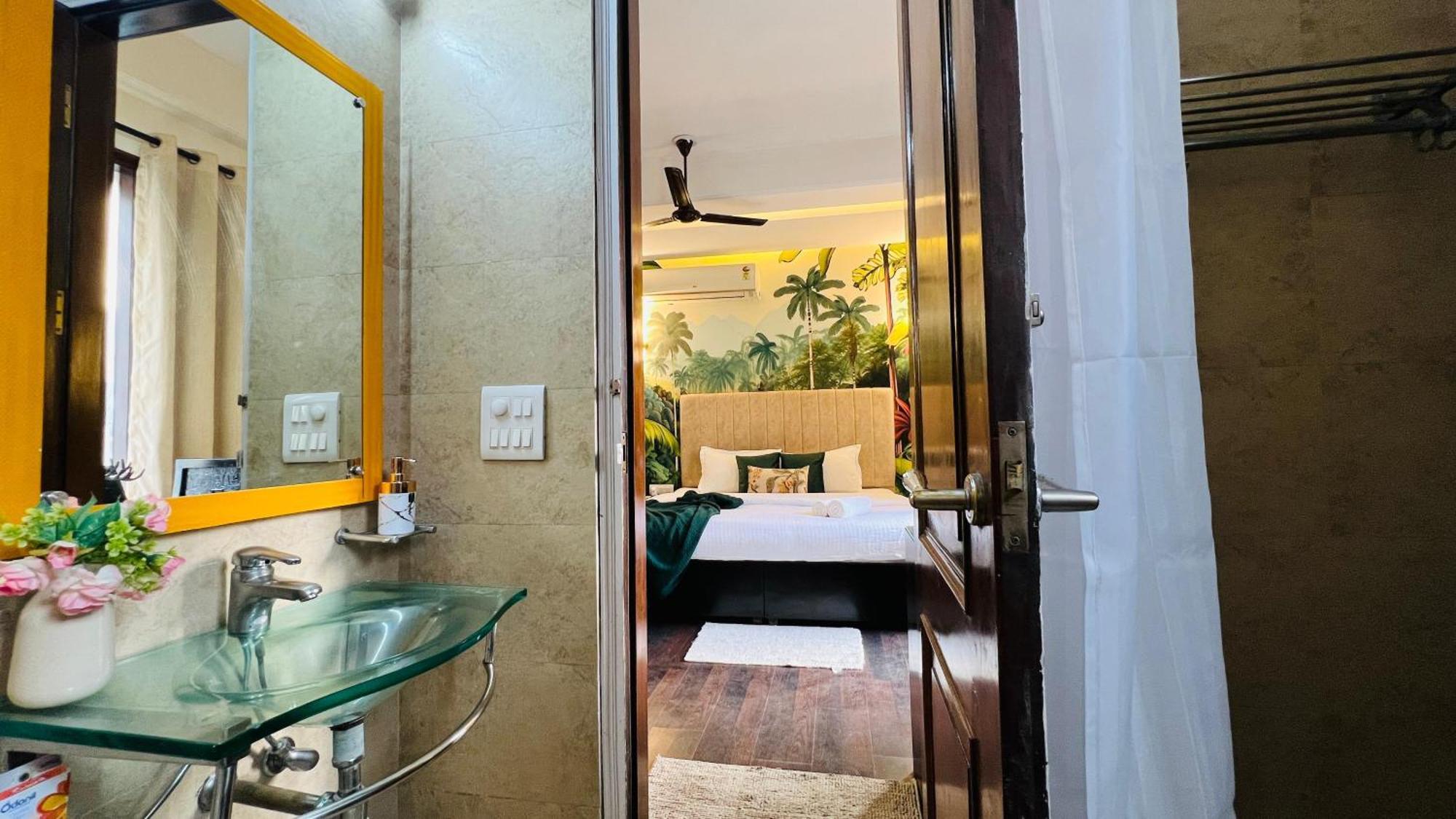 Bluo Classic - Park Hauz Khas Village Apartment New Delhi